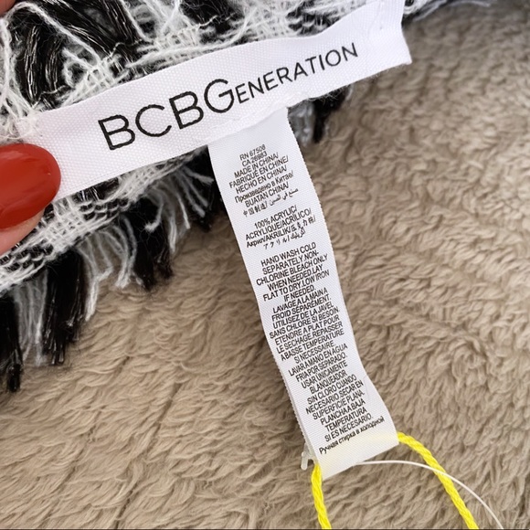 NWT BCBGeneration Scarf - with Tags - Large, soft, black and white, Acrylic. - Picture 2 of 4